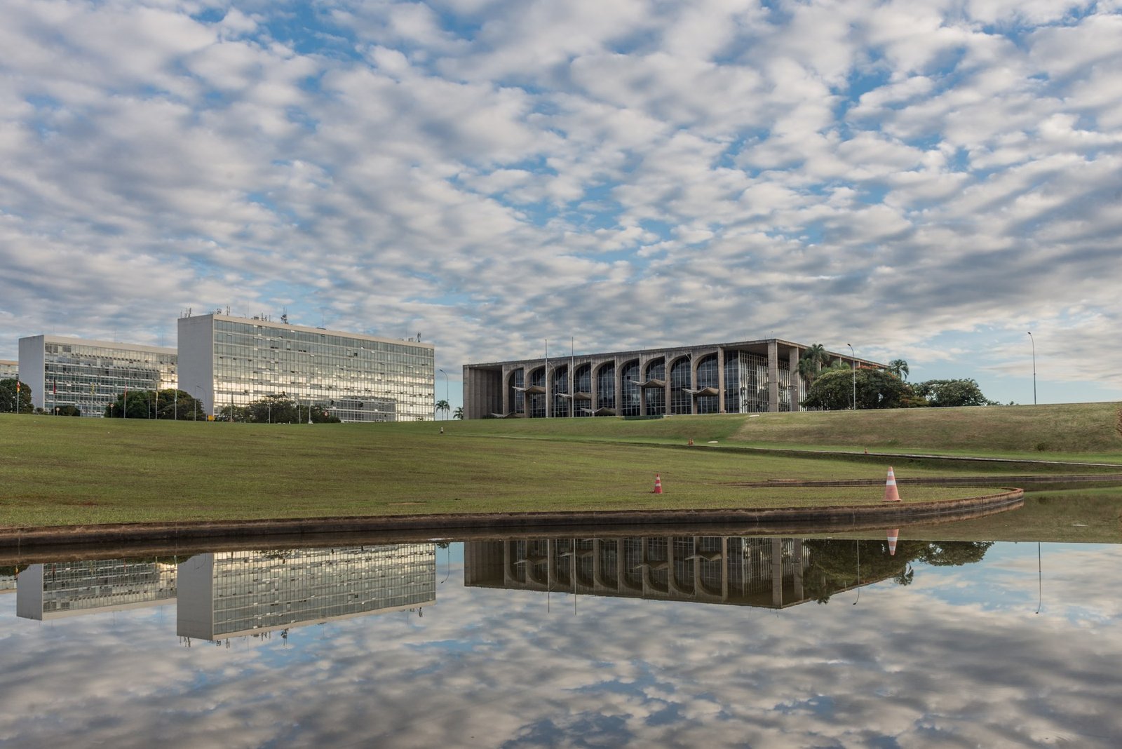 Palácio da Justiça, sede do Ministério da Justiça, refletido em espelho d'água em Brasília