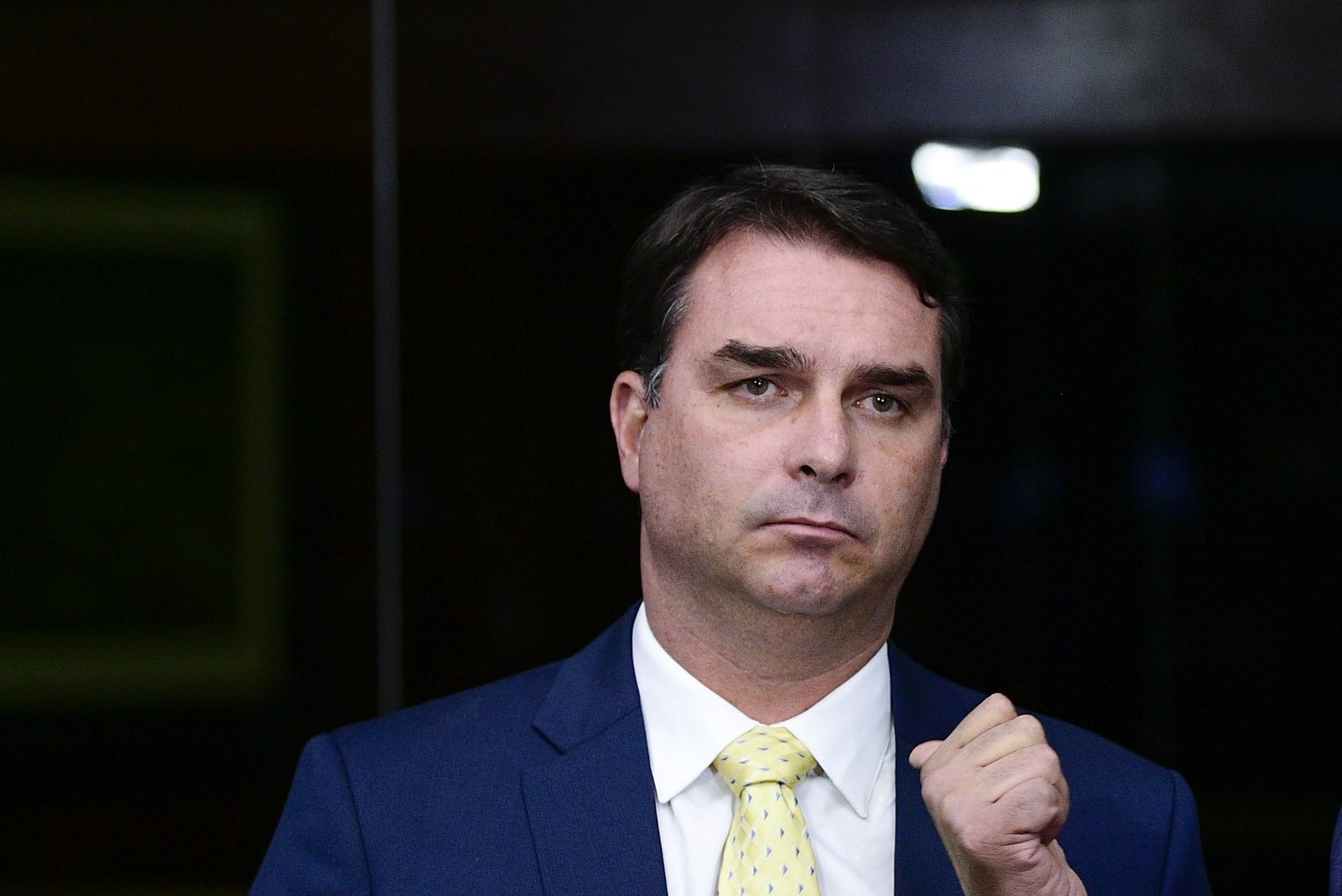 Retrato do senador Flávio Bolsonaro, de terno azul e gravata amarela, em foto de arquivo da Agência Senado