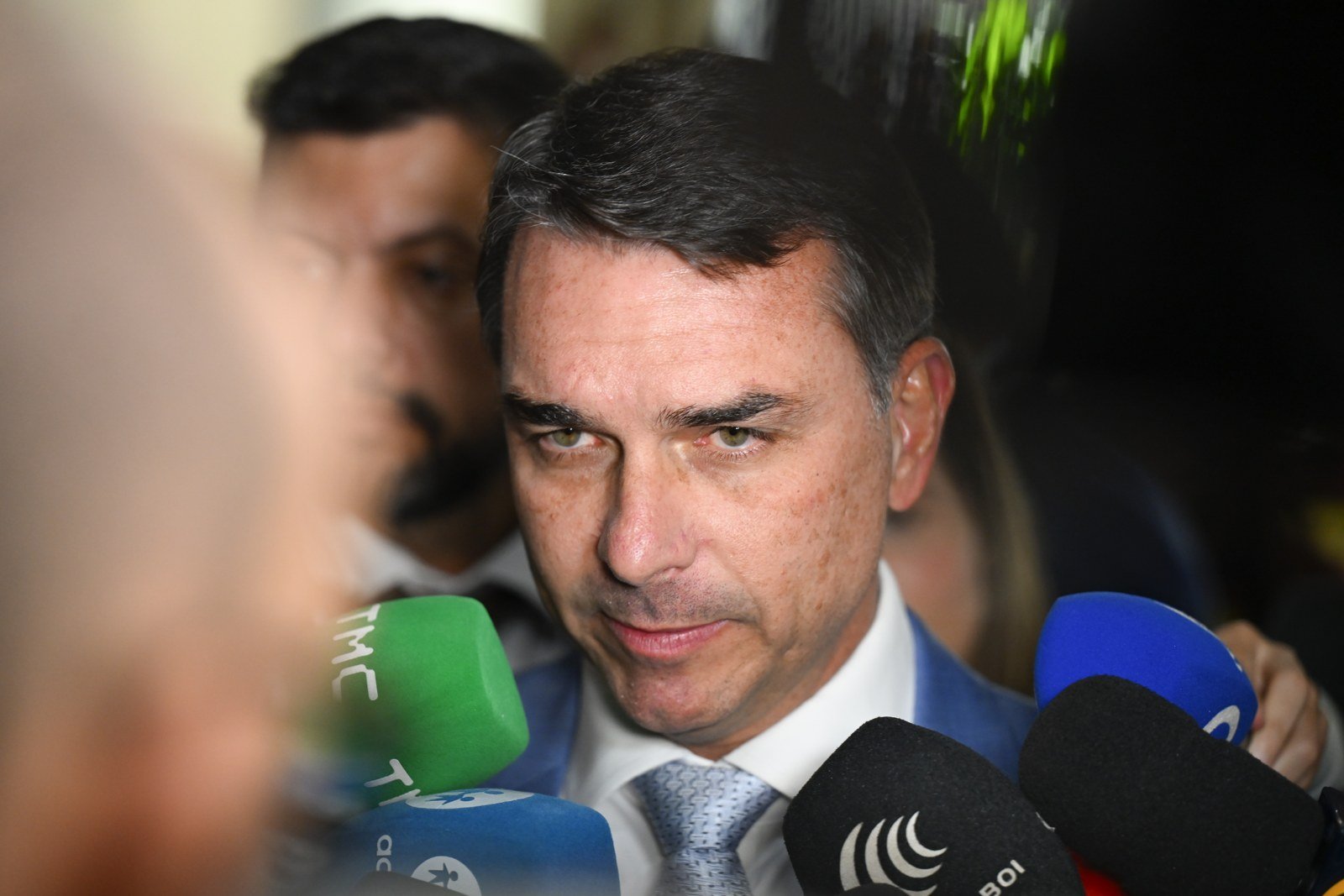 O senador Flávio Bolsonaro (PL) fala a jornalistas em entrevista no Senado; foto de arquivo