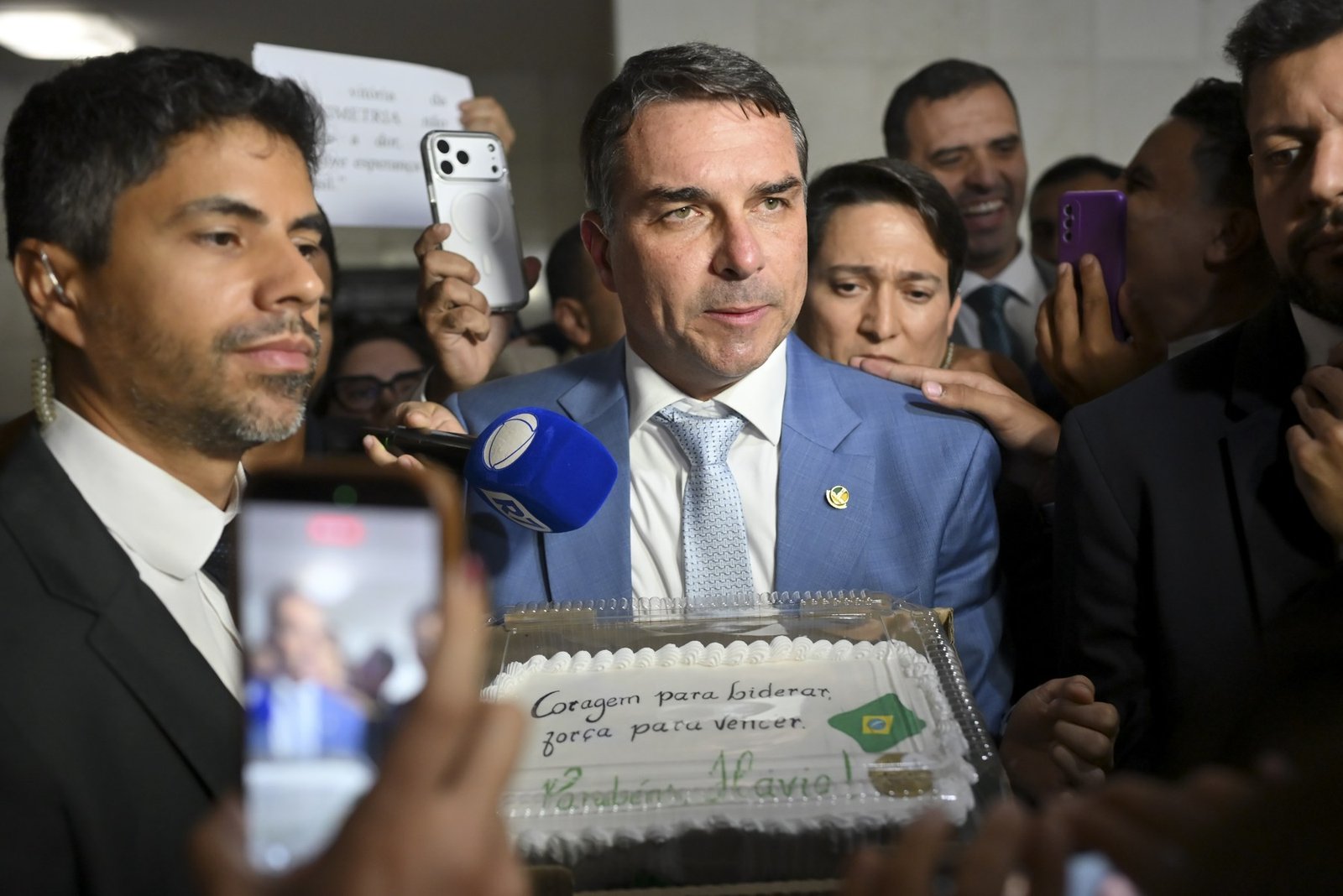 O senador Flávio Bolsonaro dá entrevista cercado de jornalistas e assessores no Senado (foto de arquivo)