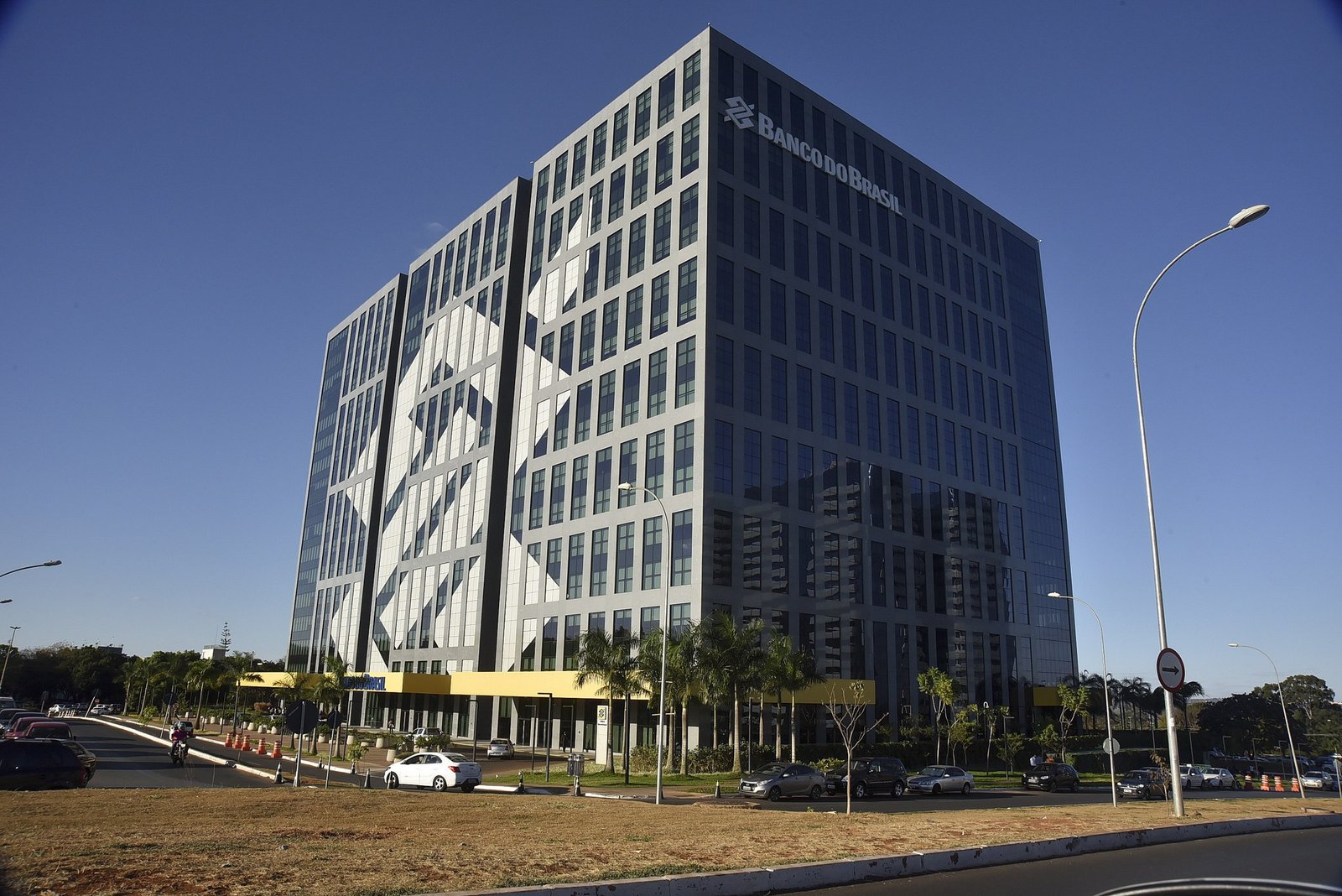Fachada do edifício-sede do Banco do Brasil em Brasília, prédio de vidro com o logotipo da instituição no alto