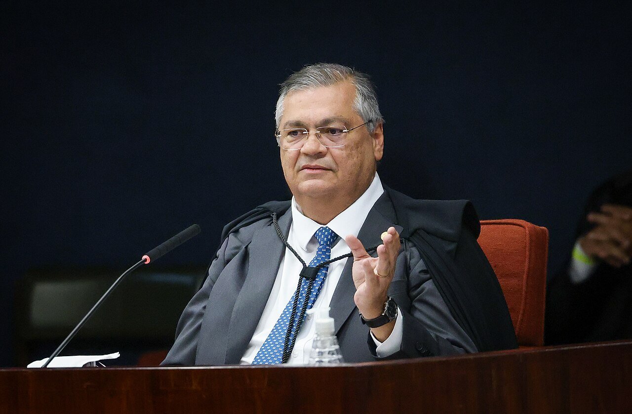 O ministro Flávio Dino no plenário do Supremo Tribunal Federal, de toga, diante do microfone