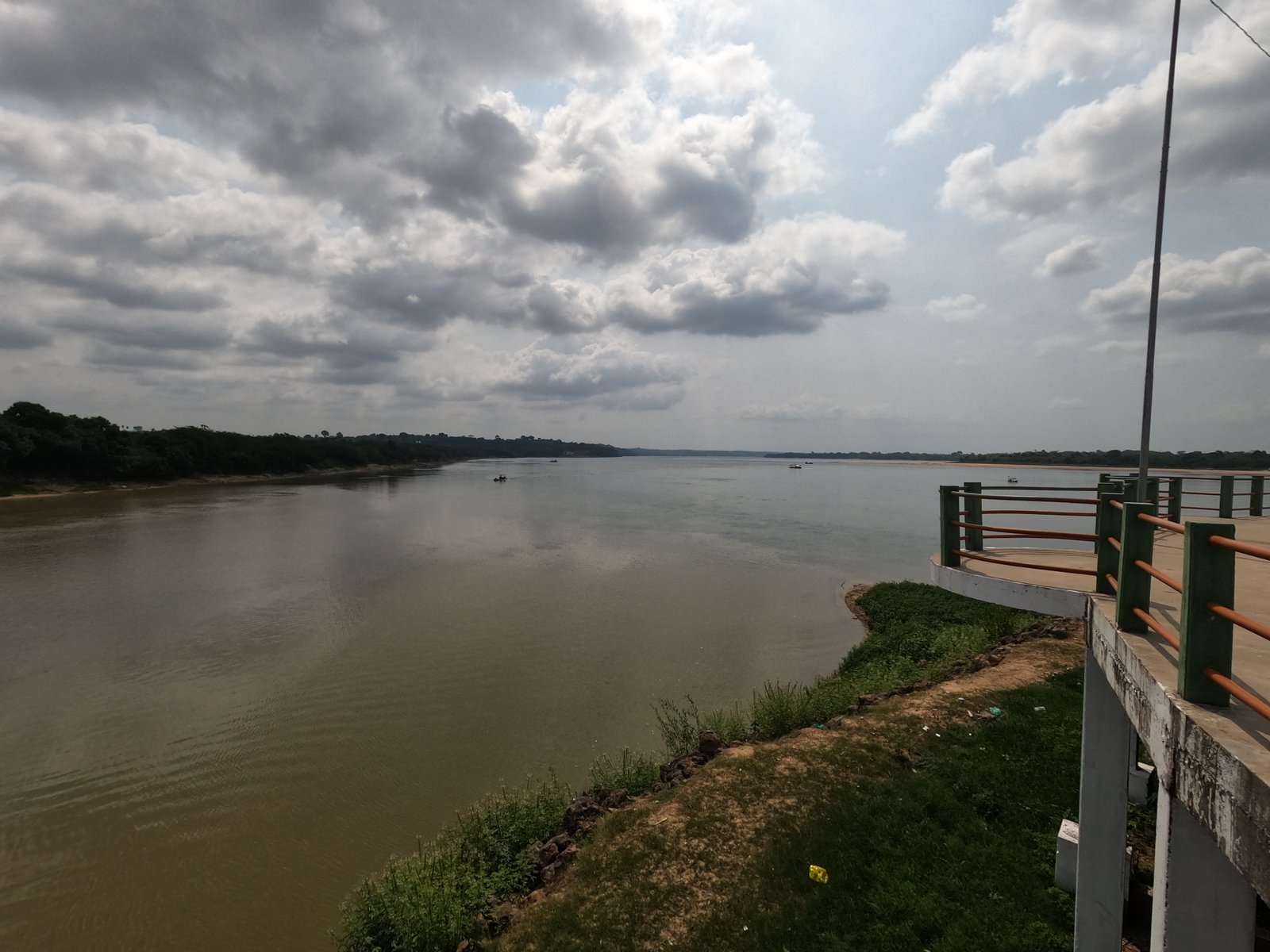 Orla do rio em Marabá, no Pará, com céu nublado e a margem vista de um mirante