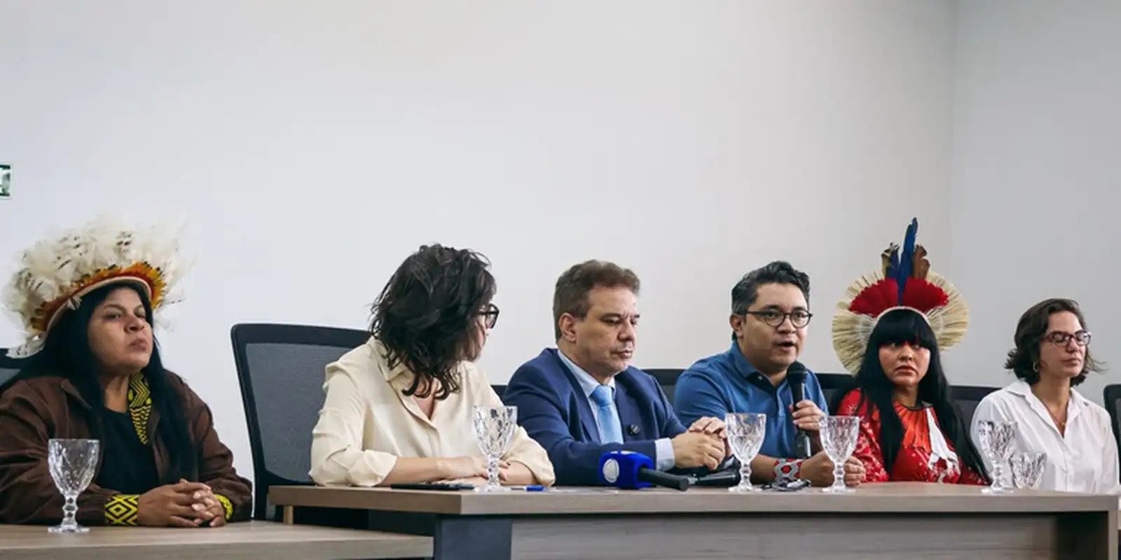 Ministros e lideranças indígenas sentados à mesa em coletiva sobre proteção de comunidades no Mato Grosso do Sul