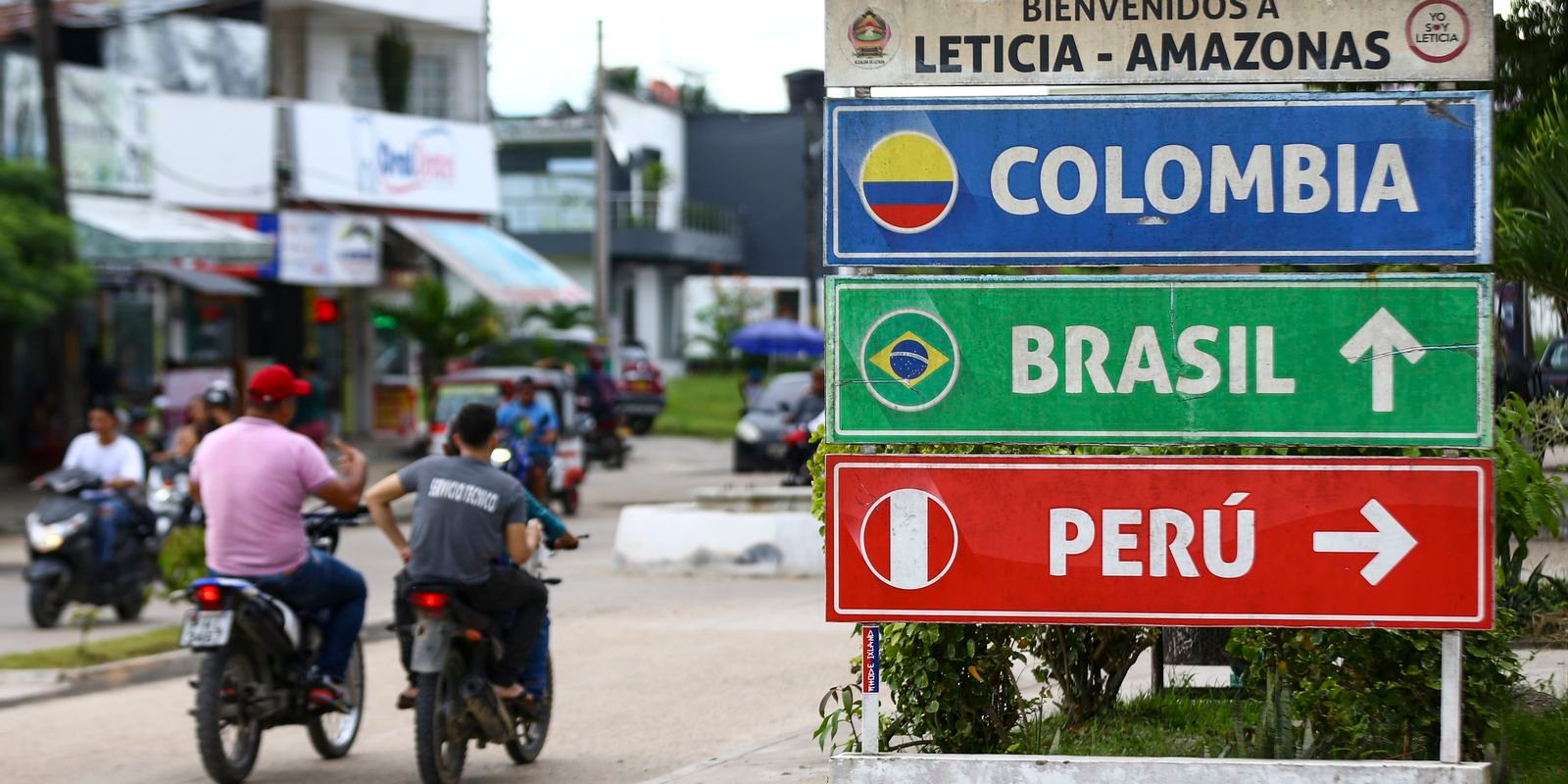 Placa na fronteira entre Brasil, Colômbia e Peru, em Letícia, vizinha de Tabatinga (AM); foto de arquivo de 2023