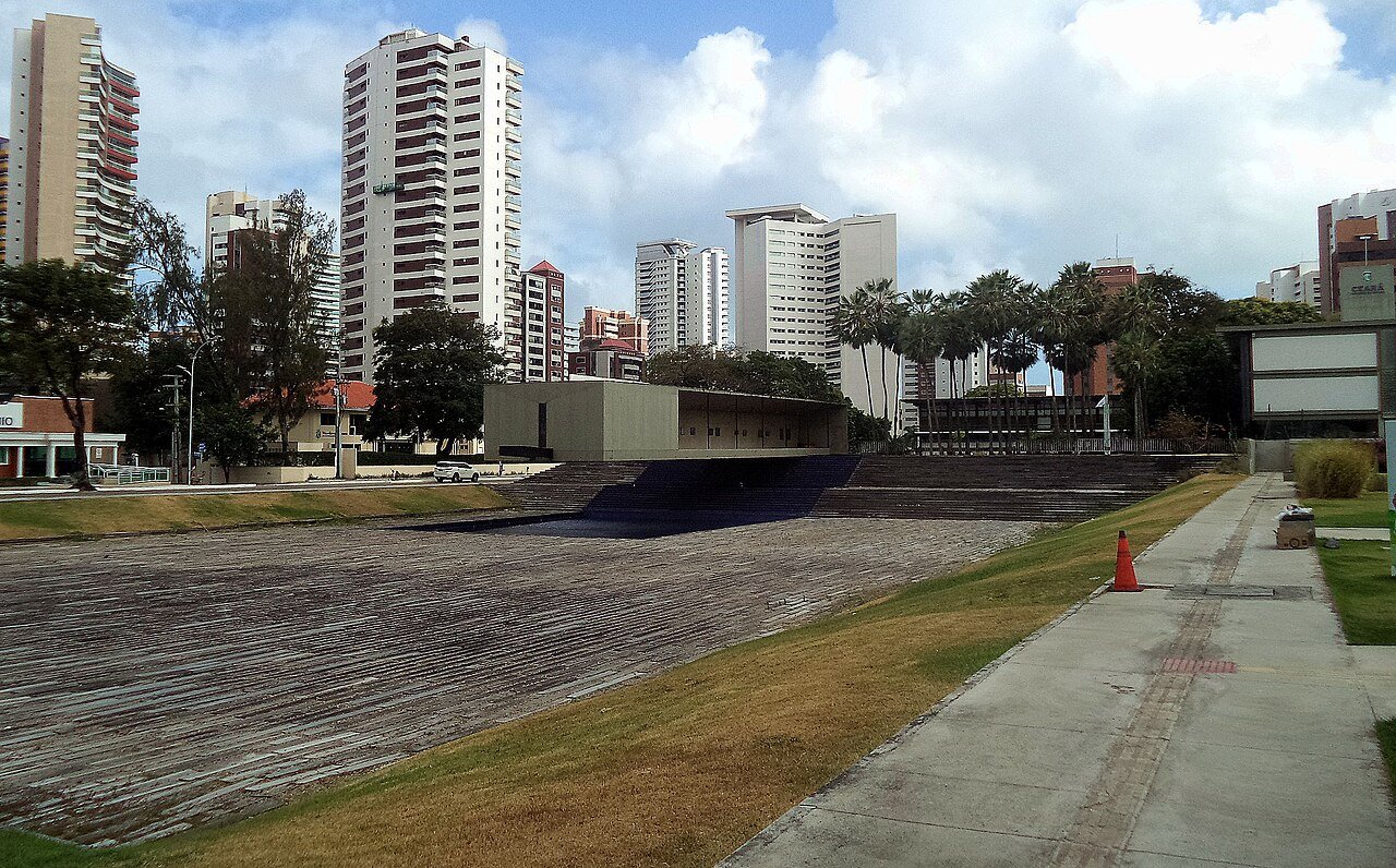 Complexo do Palácio da Abolição, sede do governo do Ceará, com prédios de Fortaleza ao fundo