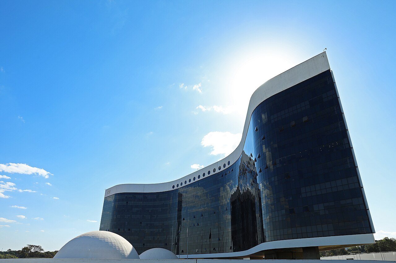 Fachada de vidro do prédio do Tribunal Superior Eleitoral, em Brasília