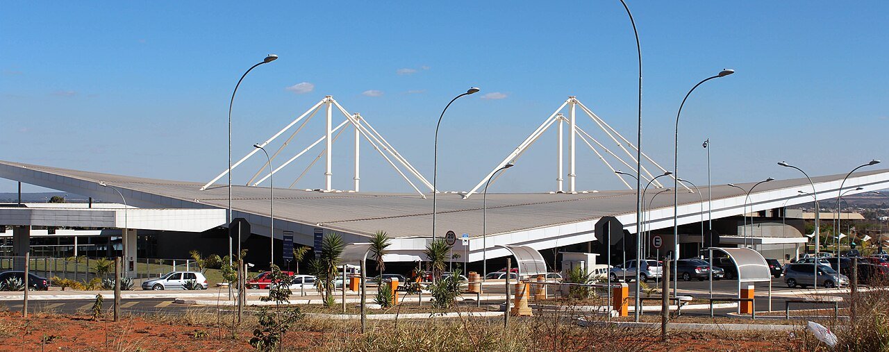 Fachada da Rodoviária Interestadual de Brasília, com cobertura branca e área de embarque