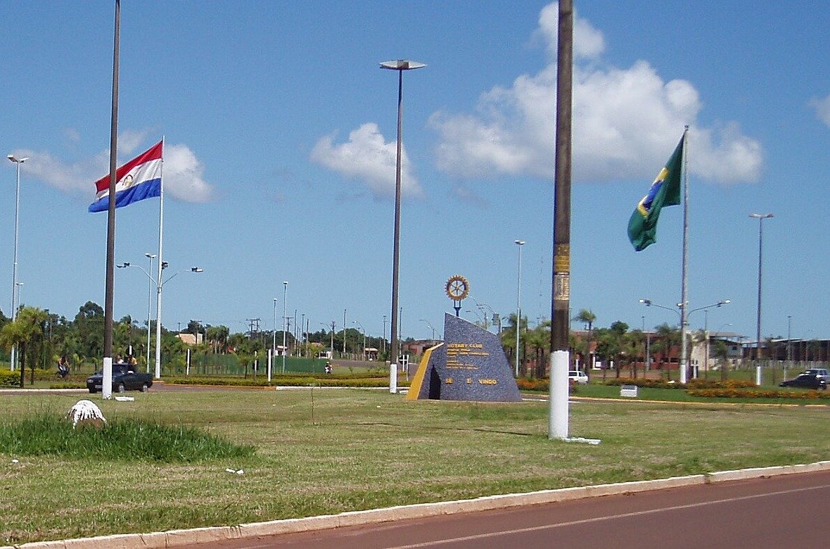 Bandeiras do Paraguai e do Brasil na divisa entre Ponta Porã e Pedro Juan Caballero