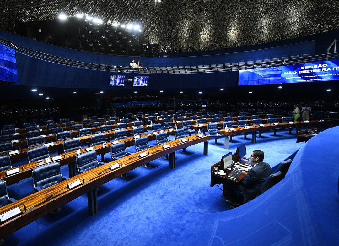 Vista geral do plenário do Senado Federal com bancadas azuis vazias