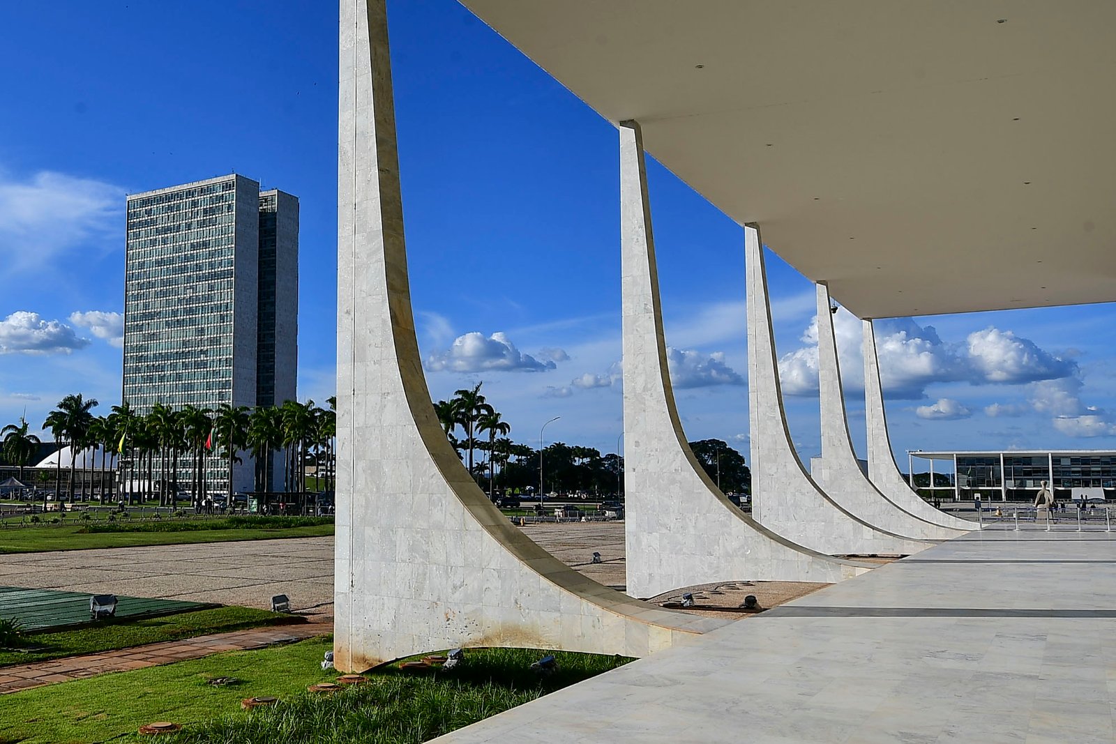 Fachada do Supremo Tribunal Federal em Brasília, com o Congresso Nacional ao fundo