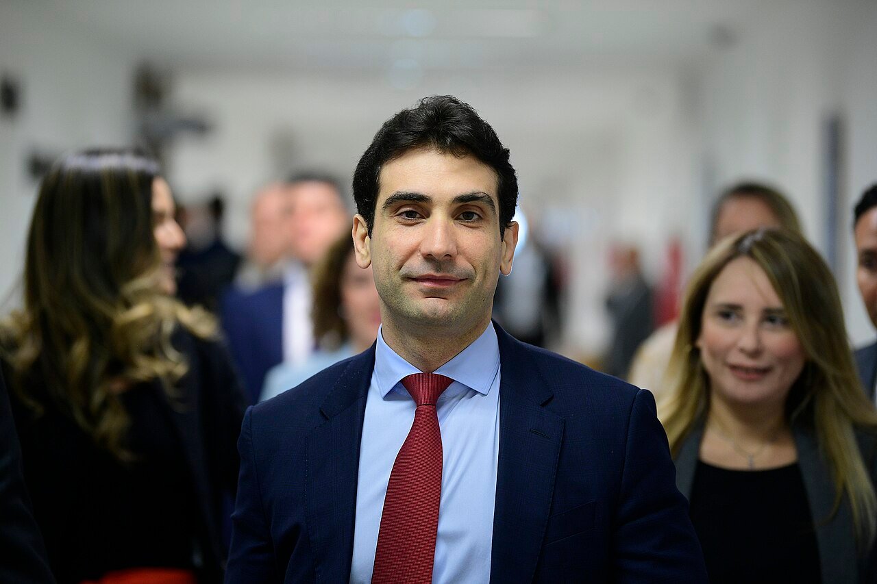 Gabriel Galípolo, atual presidente do Banco Central, de terno azul e gravata vermelha, em sabatina no Senado