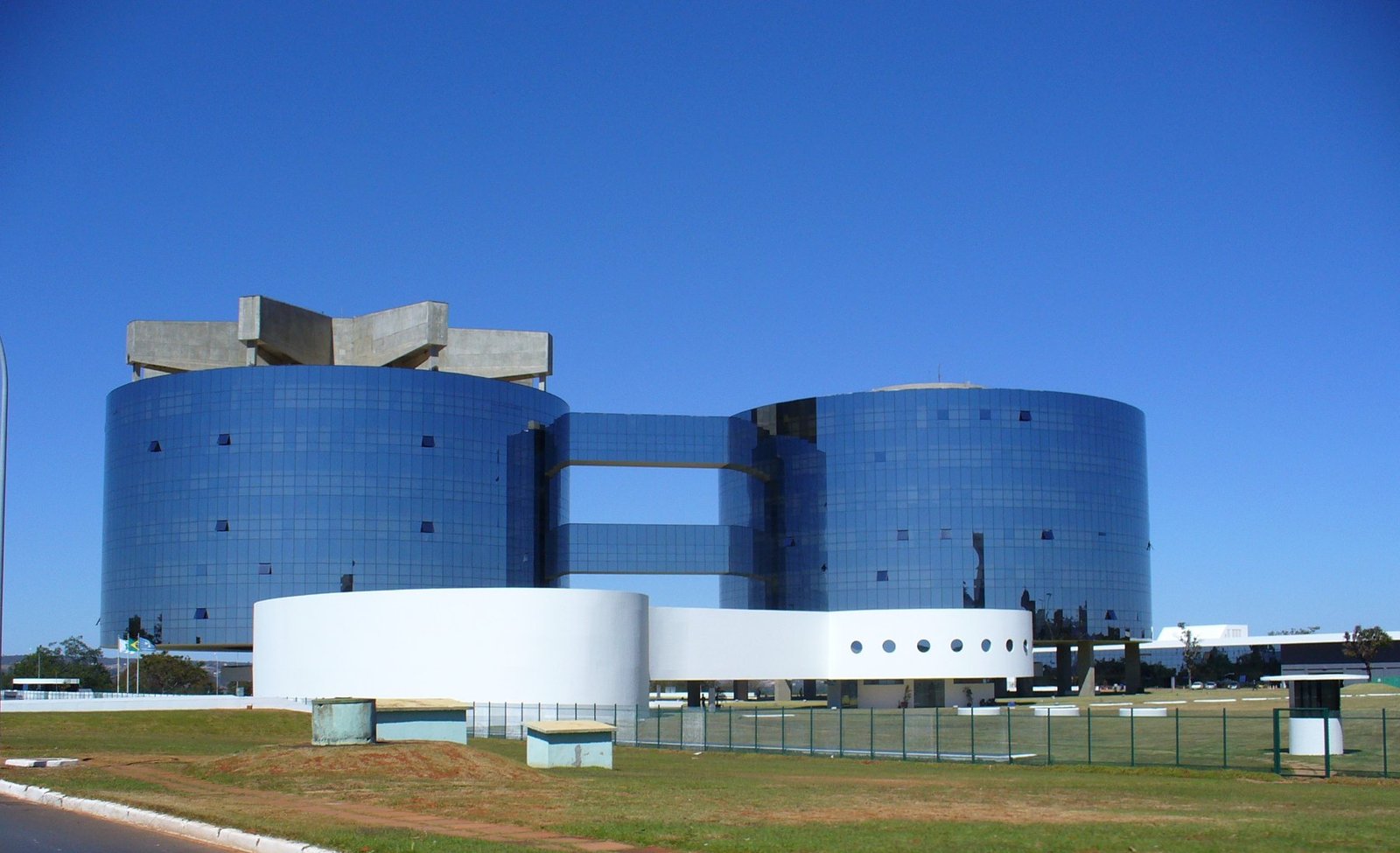 Sede da Procuradoria-Geral da República em Brasília, com dois edifícios cilíndricos de vidro espelhado, foto de arquivo