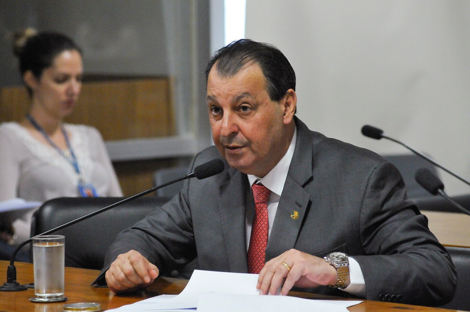 O senador Omar Aziz (PSD-AM) fala em reunião de comissão do Senado, em foto de arquivo