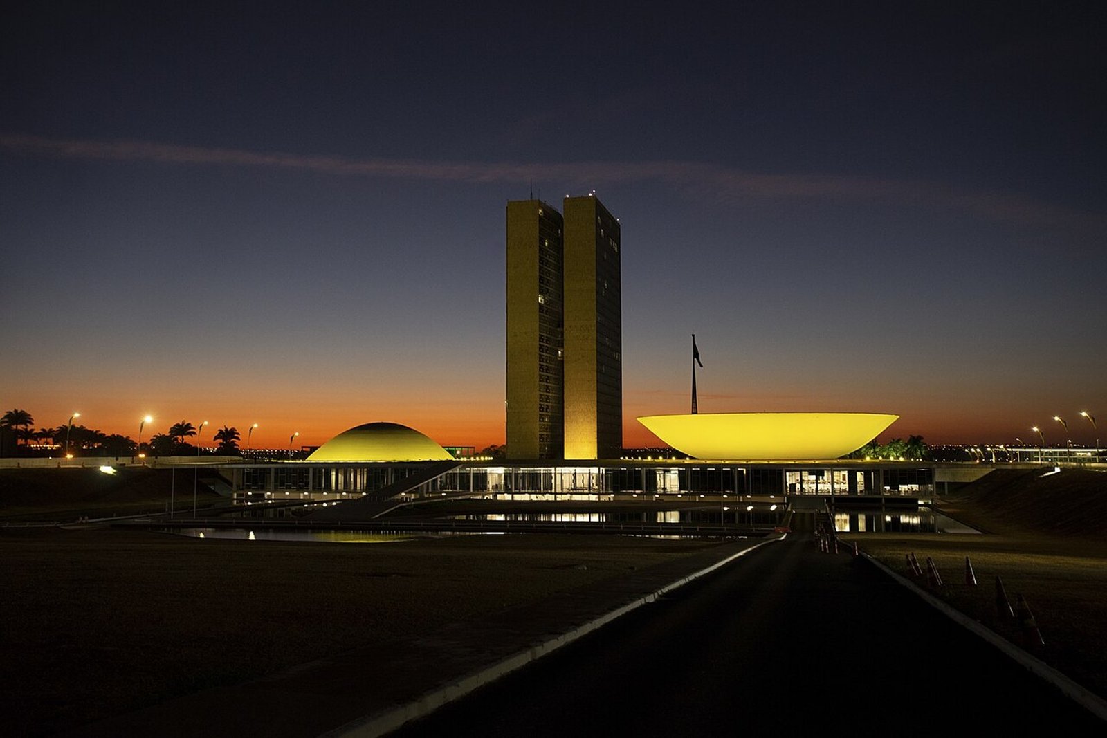 Congresso Nacional ao anoitecer, em Brasília, com as duas torres e as cúpulas iluminadas