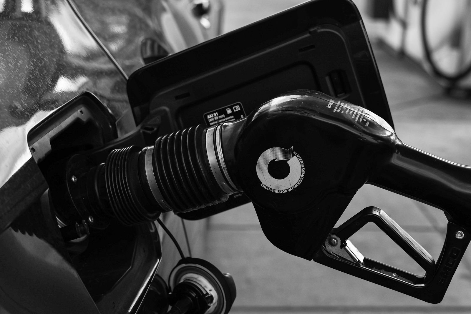Bico de abastecimento de combustível em close, em preto e branco