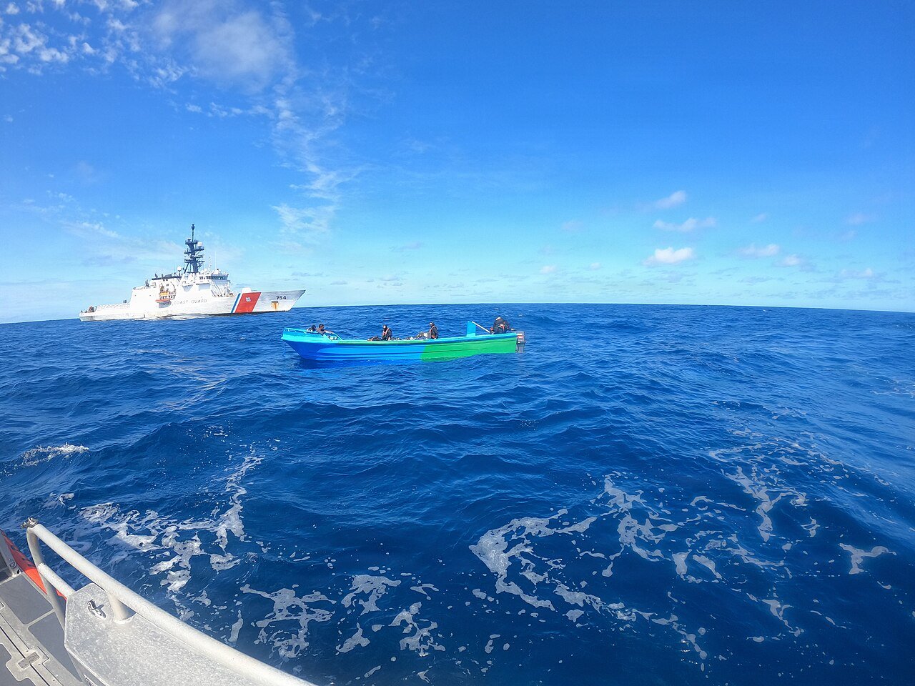 Navio da Guarda Costeira dos Estados Unidos ao lado de embarcação abordada em patrulha antidrogas