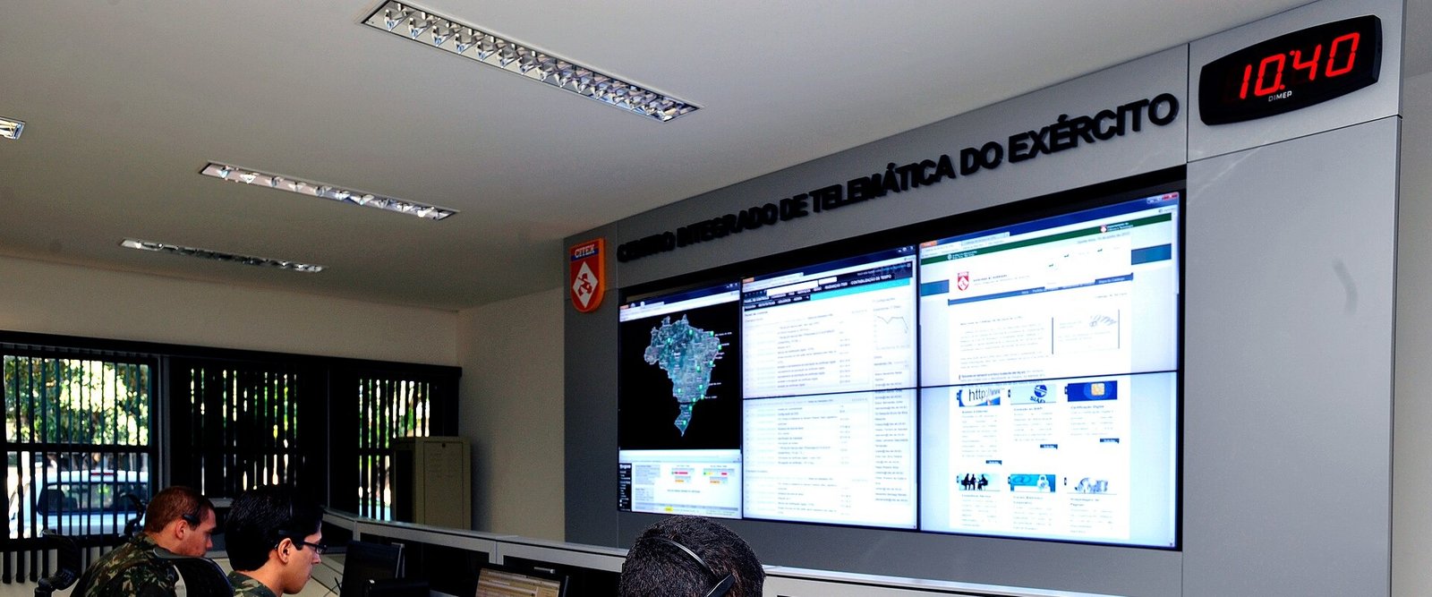 Militares do Exército diante de painel de telas no Centro Integrado de Telemática do Exército, em imagem de arquivo