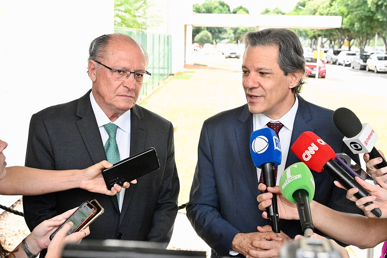 Fernando Haddad fala a jornalistas diante de microfones de emissoras de TV