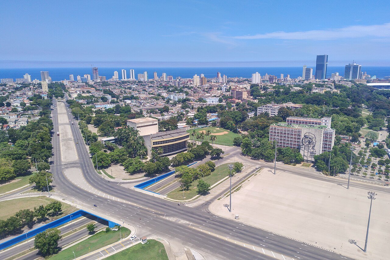 Vista aérea da Plaza de la Revolución, em Havana, com o mural de Che Guevara no prédio do Ministério do Interior