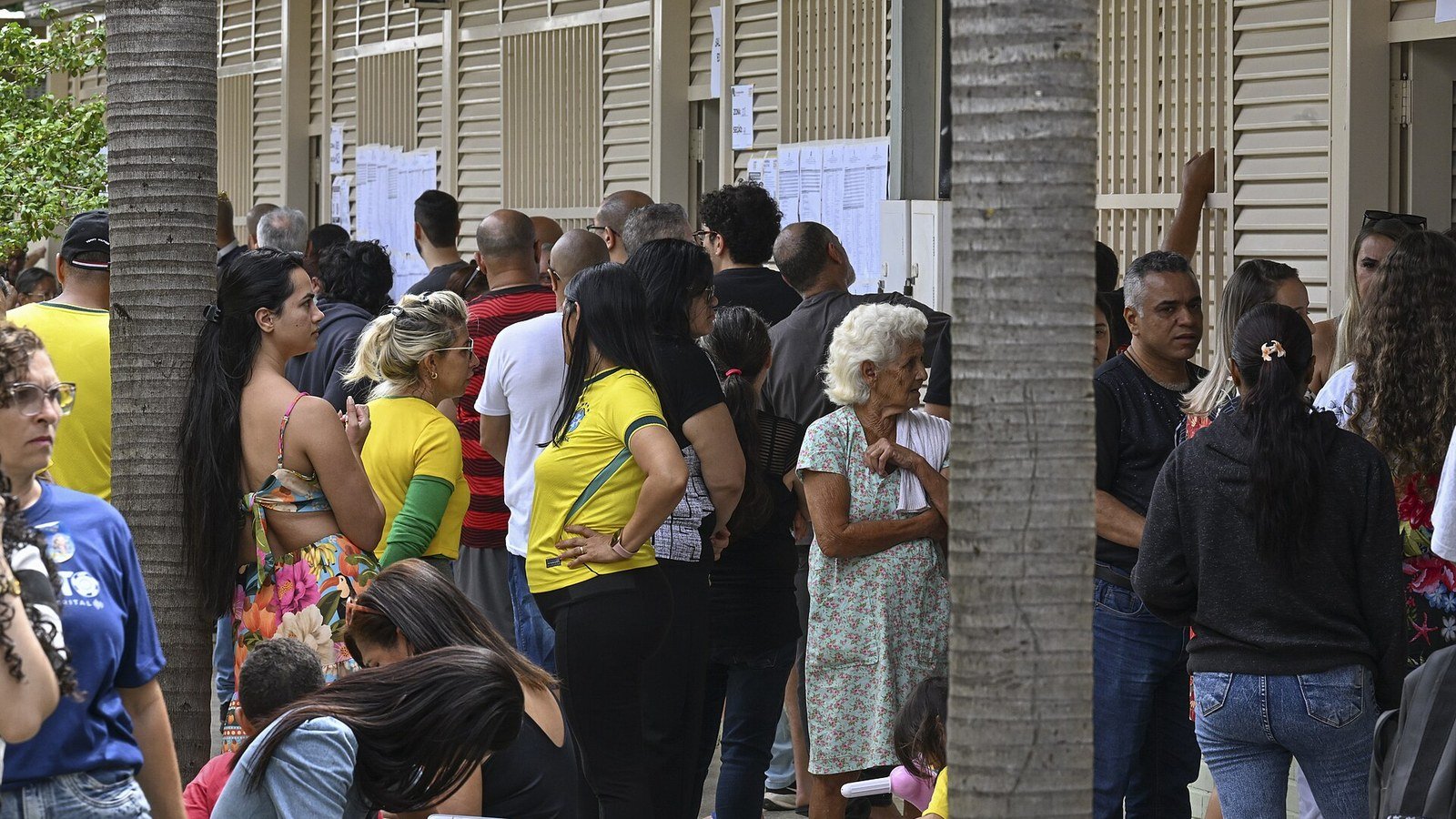 Eleitores em fila diante de uma seção eleitoral durante a votação do primeiro turno de 2026
