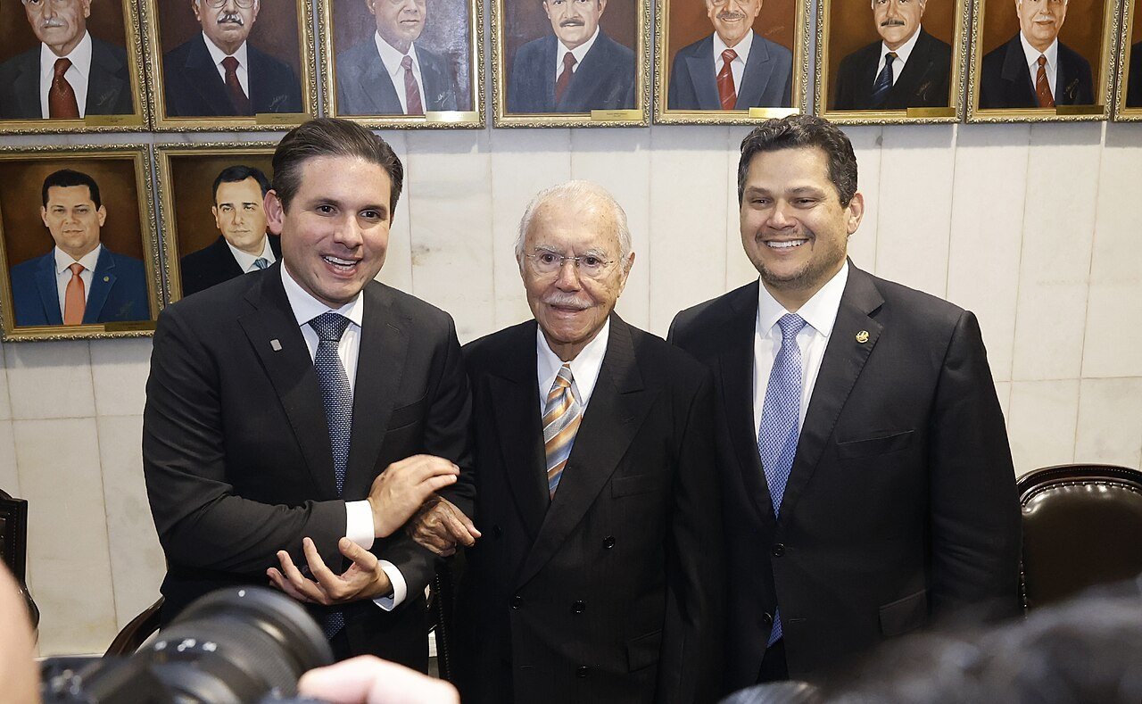 Hugo Motta, o ex-presidente José Sarney e o senador Davi Alcolumbre posam diante de galeria de retratos em evento em maio de 2026 (foto de arquivo)