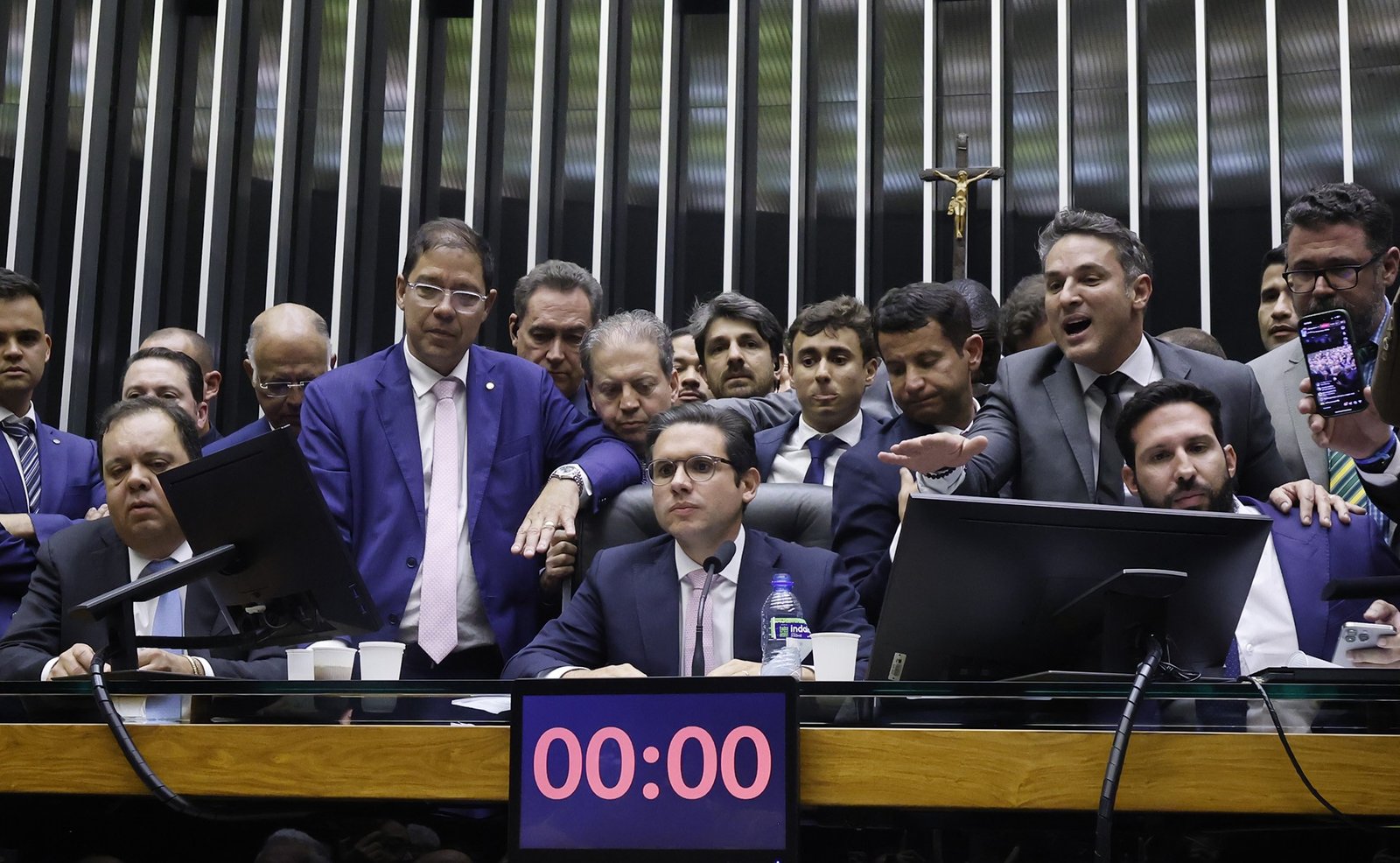 Hugo Motta preside sessão do plenário da Câmara cercado de deputados, em foto de arquivo de agosto de 2025
