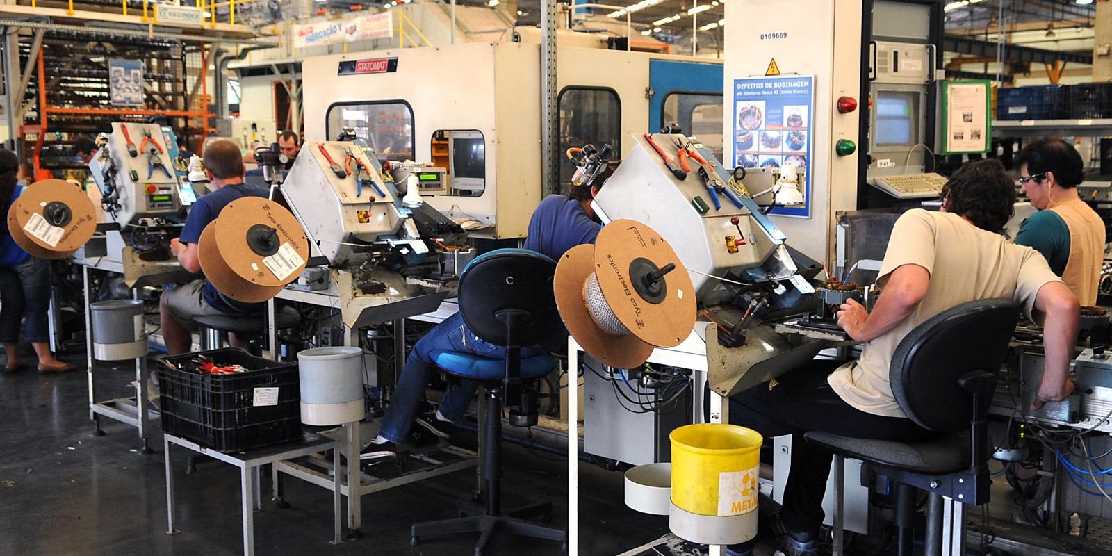 Linha de produção em fábrica brasileira