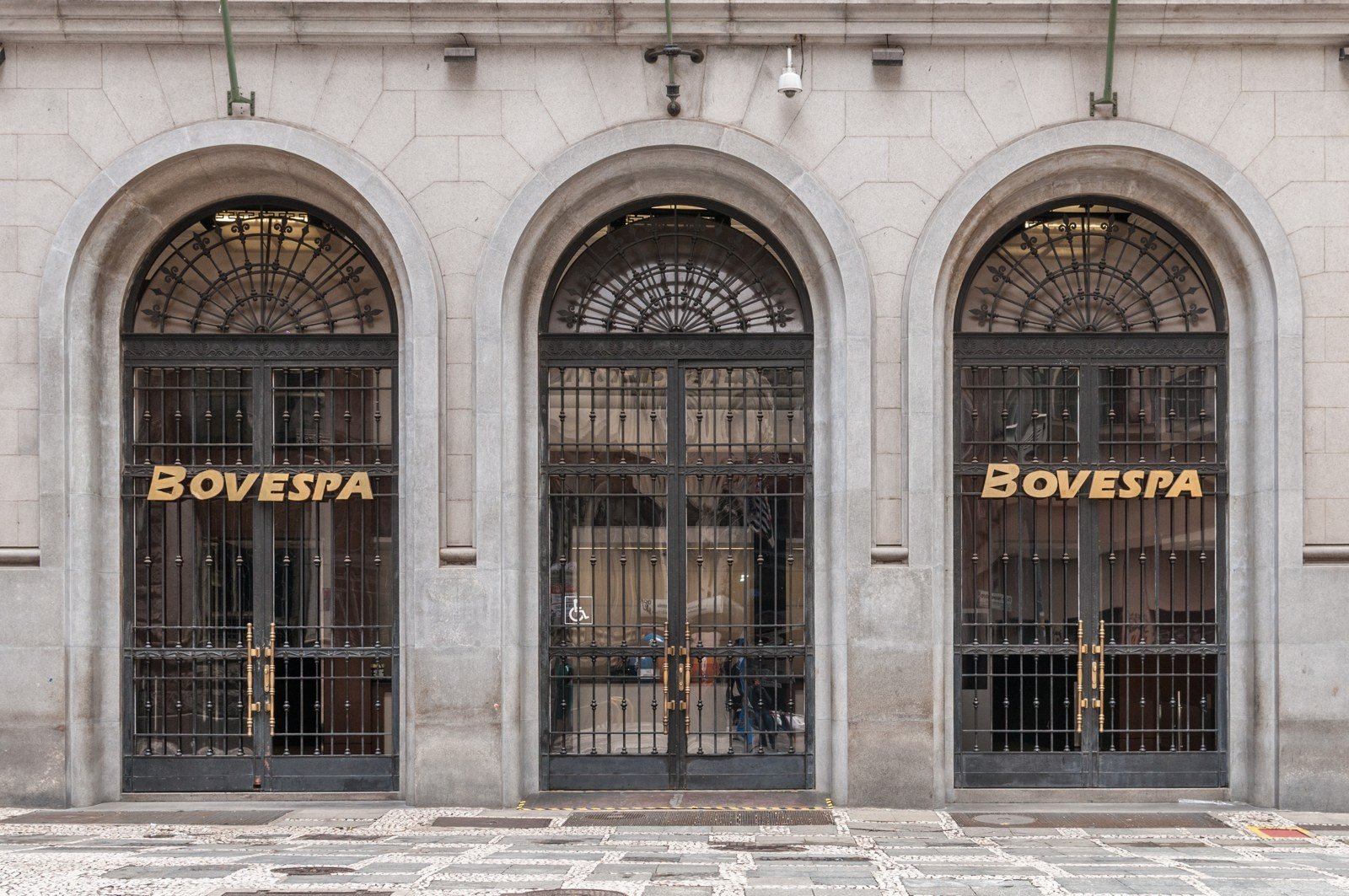 Fachada da antiga Bovespa, no centro de São Paulo, com três portões de ferro e o nome da bolsa em letras douradas