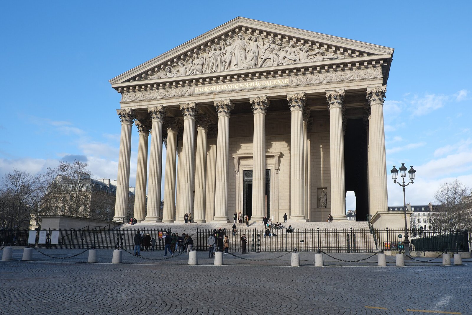 Fachada da Église de la Madeleine, em Paris, com suas colunas coríntias e frontão esculpido