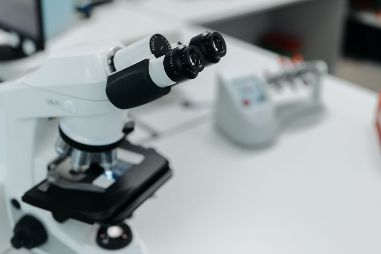 Microscópio em bancada de laboratório de pesquisa, foto de arquivo