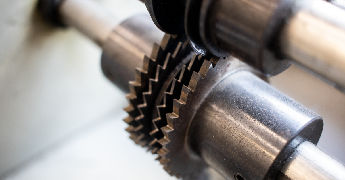 Engrenagens metálicas acopladas em máquina industrial