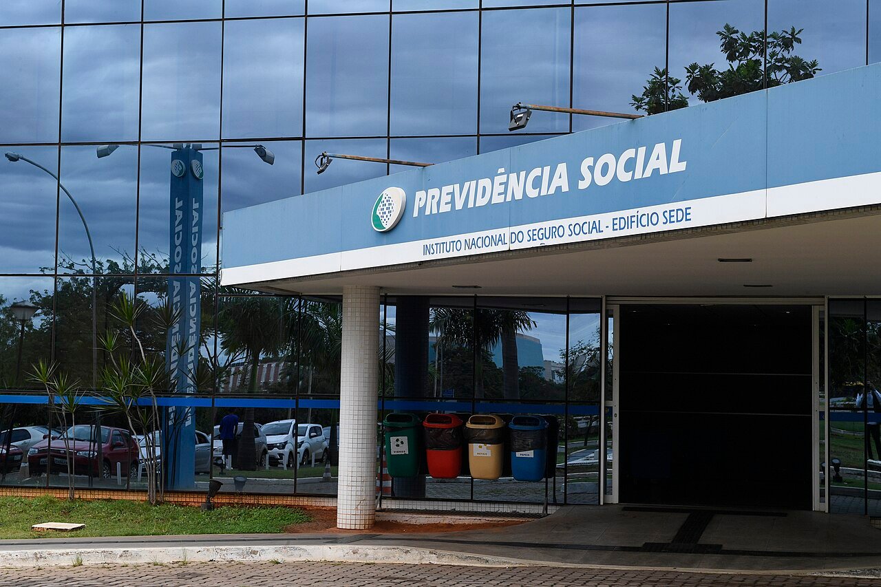 Fachada do edifício sede do Instituto Nacional do Seguro Social, com o letreiro Previdência Social