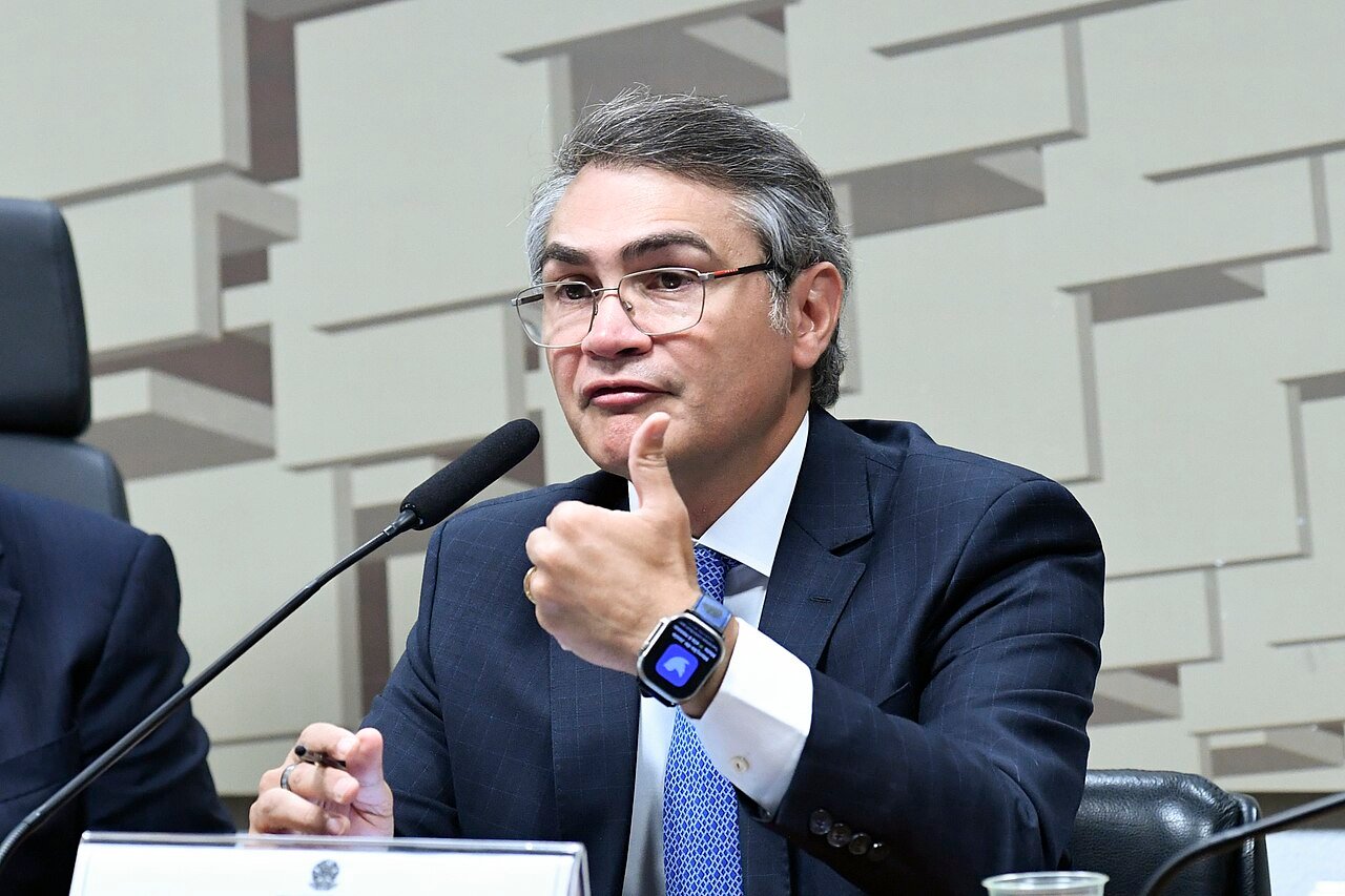 O presidente da Febraban, Isaac Sidney, fala ao microfone durante audiência pública no Senado Federal