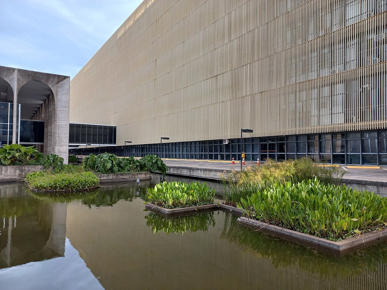 Fachada do Palacio do Itamaraty, em Brasilia, com o espelho d agua e os jardins em primeiro plano