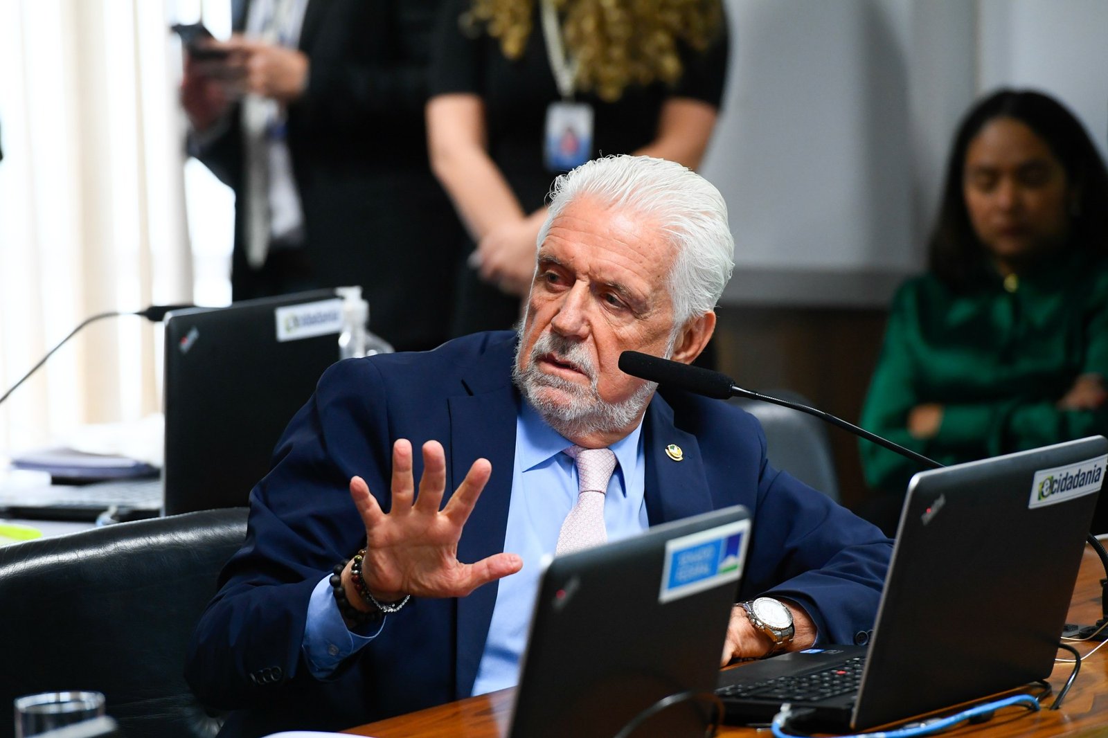 O senador Jaques Wagner gesticula durante reunião da Comissão de Constituição e Justiça do Senado, foto de arquivo de 2024