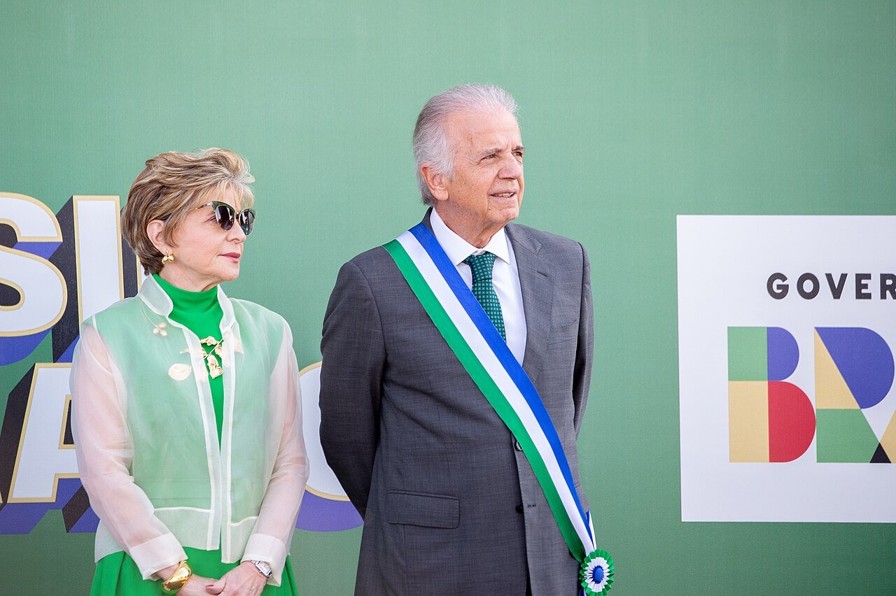 O ministro da Defesa, Jose Mucio, de terno e faixa, durante o desfile civico-militar na Esplanada dos Ministerios