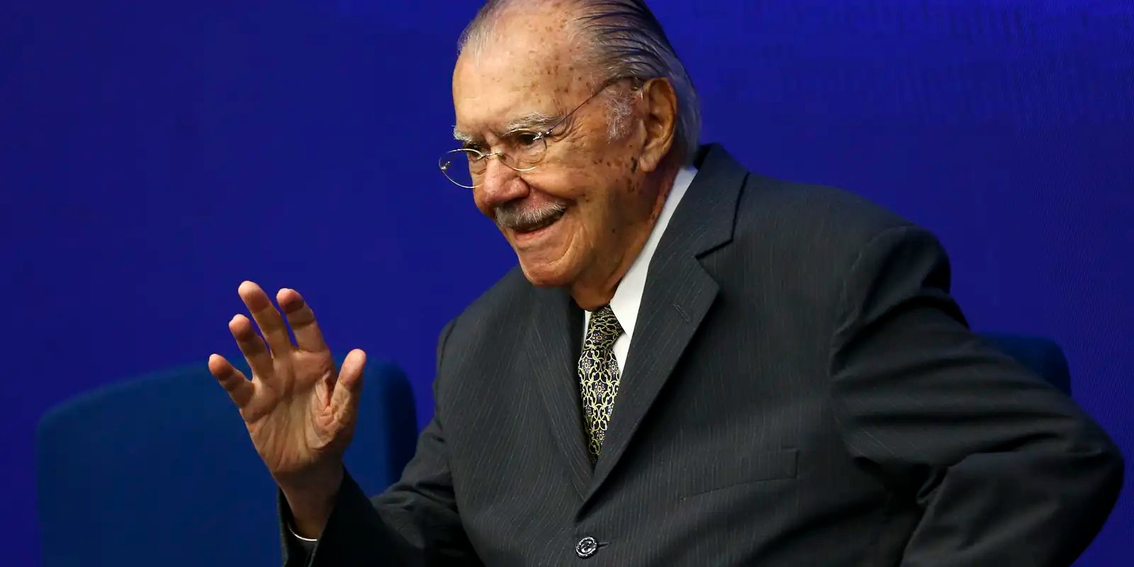 O ex-presidente José Sarney acena durante evento em Brasília (foto de arquivo)