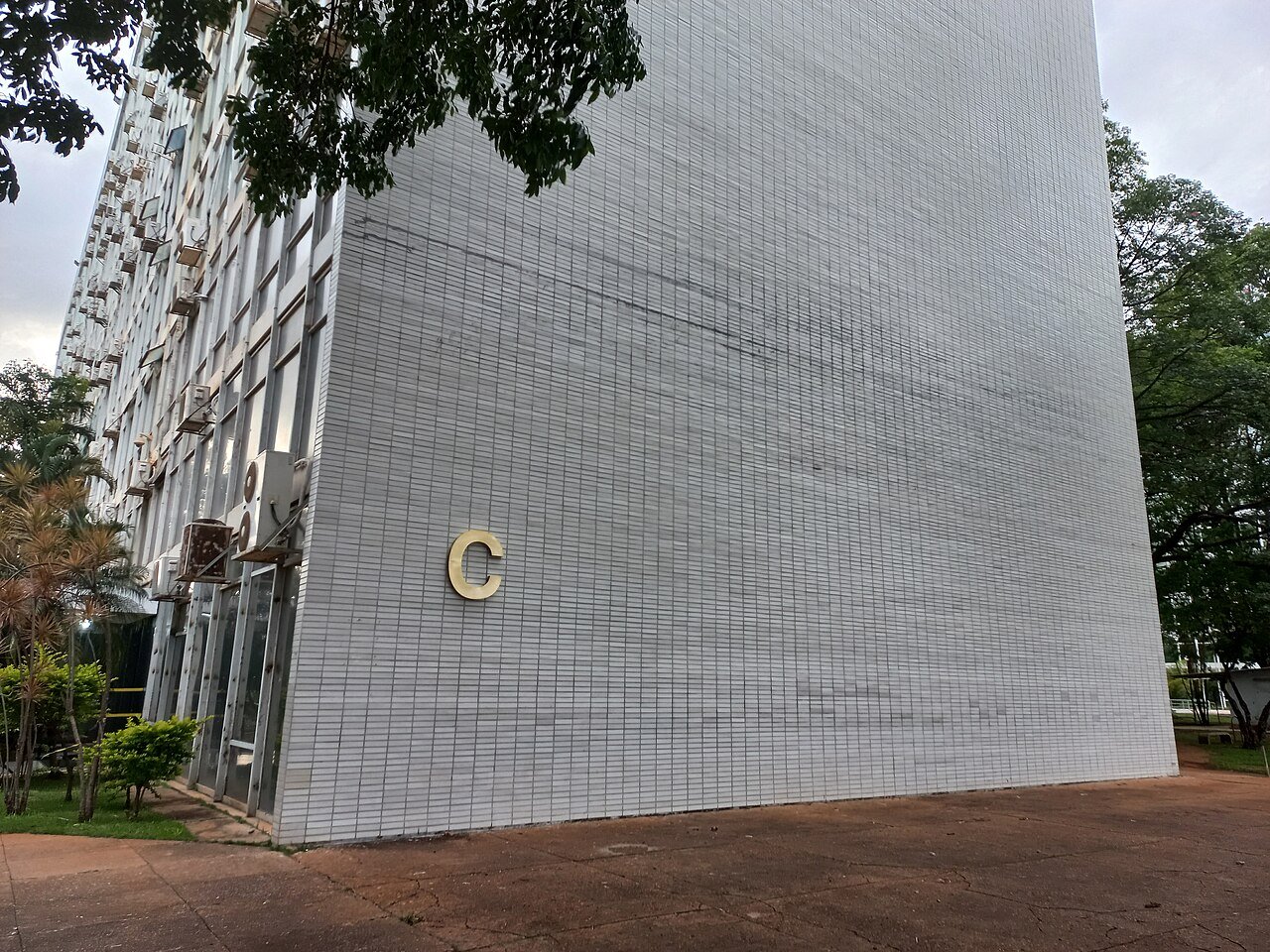 Fachada de bloco de ministério na Esplanada dos Ministérios, em Brasília