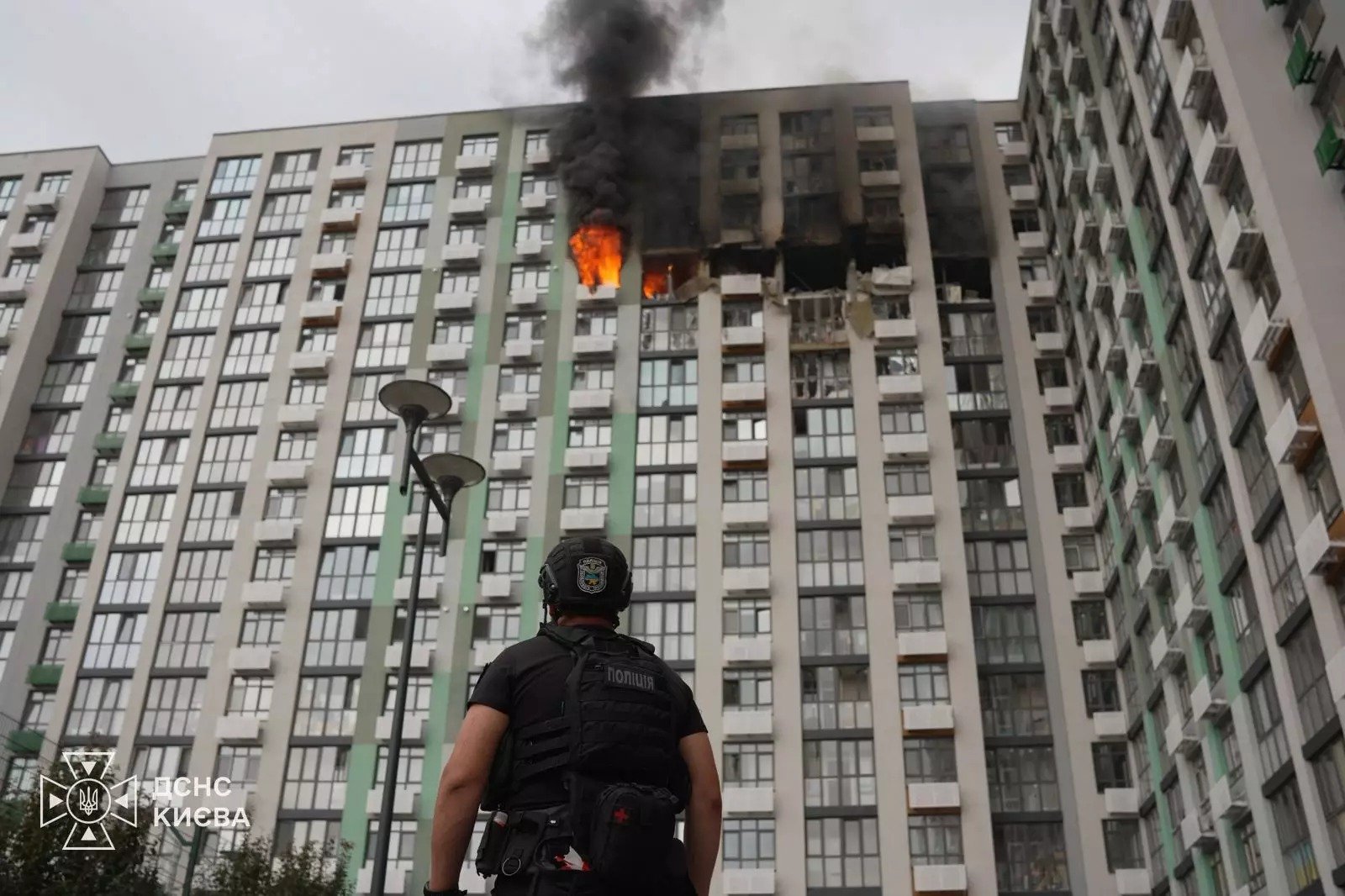 Prédio residencial de Kiev atingido por ataque russo em 1º de setembro de 2026, com fogo e fumaça