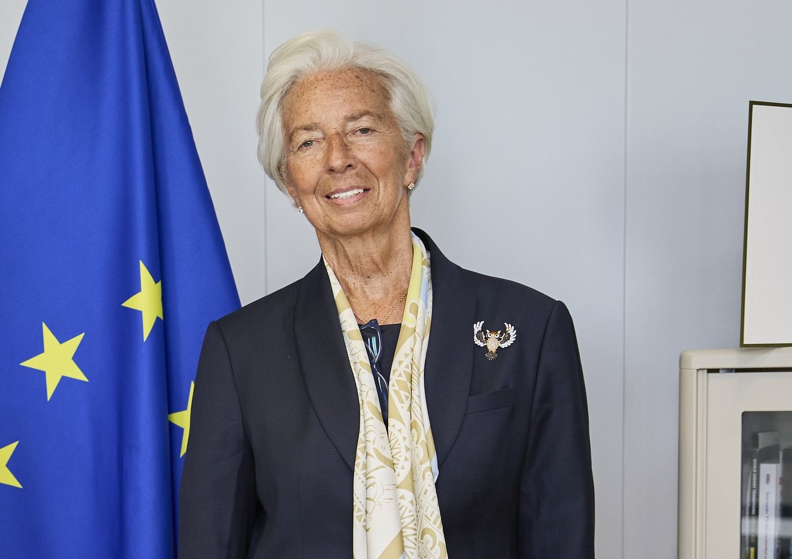 Christine Lagarde, presidente do Banco Central Europeu, ao lado da bandeira da União Europeia em encontro na Comissão Europeia