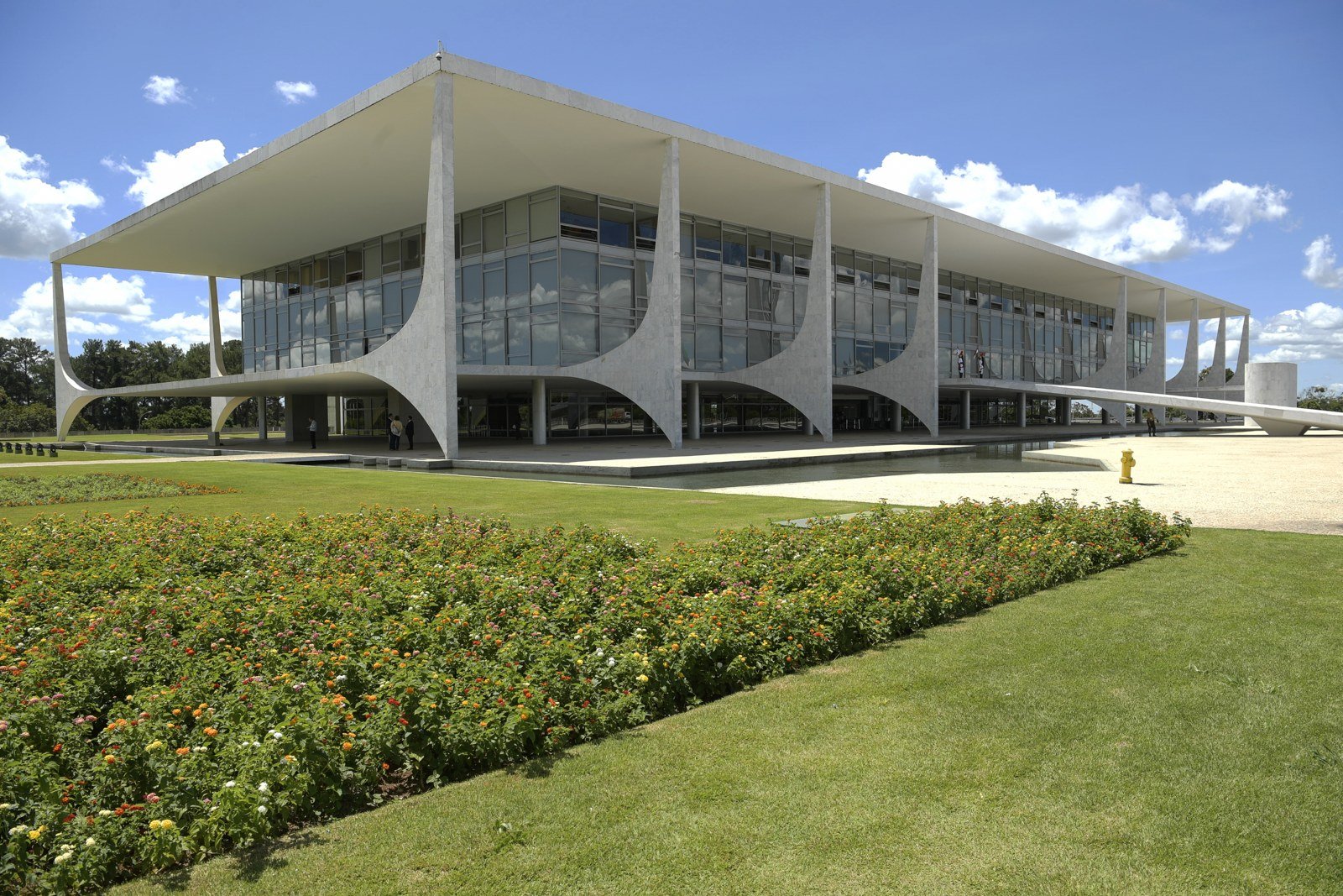 Fachada do Palácio do Planalto, em Brasília, sob céu azul, com canteiro de flores em primeiro plano (foto de arquivo)