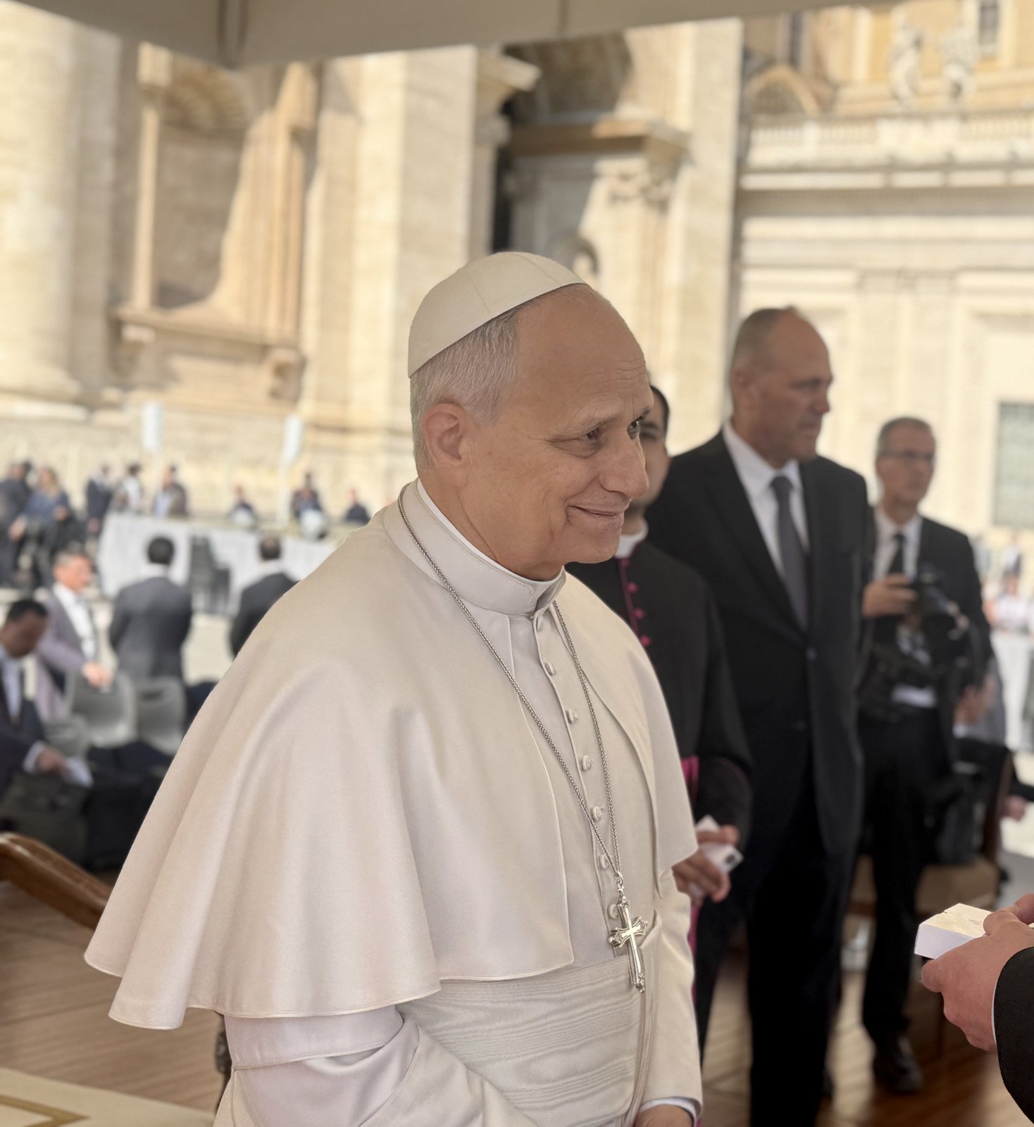 O papa Leão XIV sorri durante encontro na Praça São Pedro, em foto de março de 2026