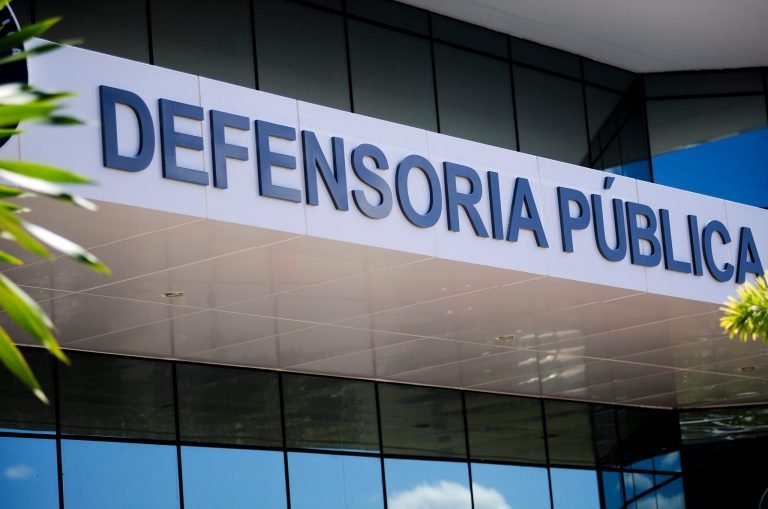 Letreiro com a inscrição Defensoria Pública na fachada de vidro de um prédio