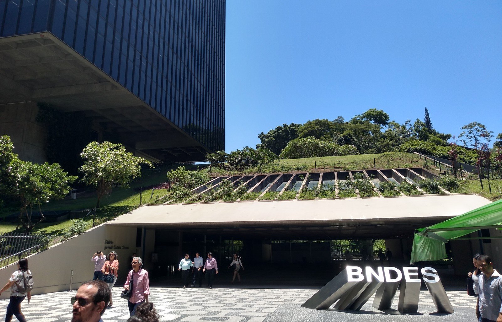 Entrada da sede do BNDES no Rio de Janeiro, com o letreiro do banco em frente ao prédio