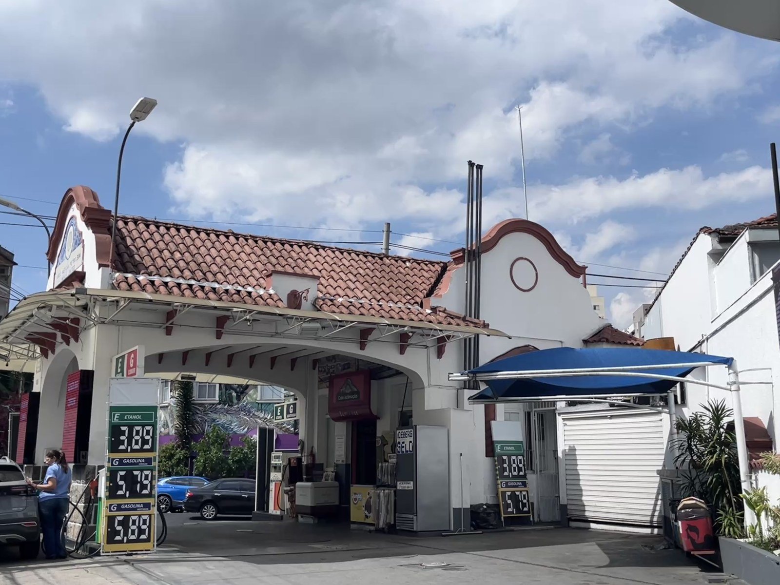 Posto de combustível no bairro da Aclimação, em São Paulo, com painel de preços de etanol e gasolina