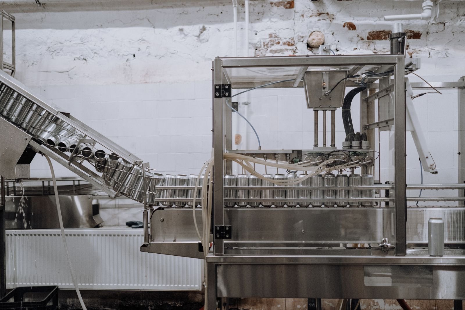 Máquina de envase de latas de alumínio em uma linha de produção industrial; foto de arquivo ilustrativa