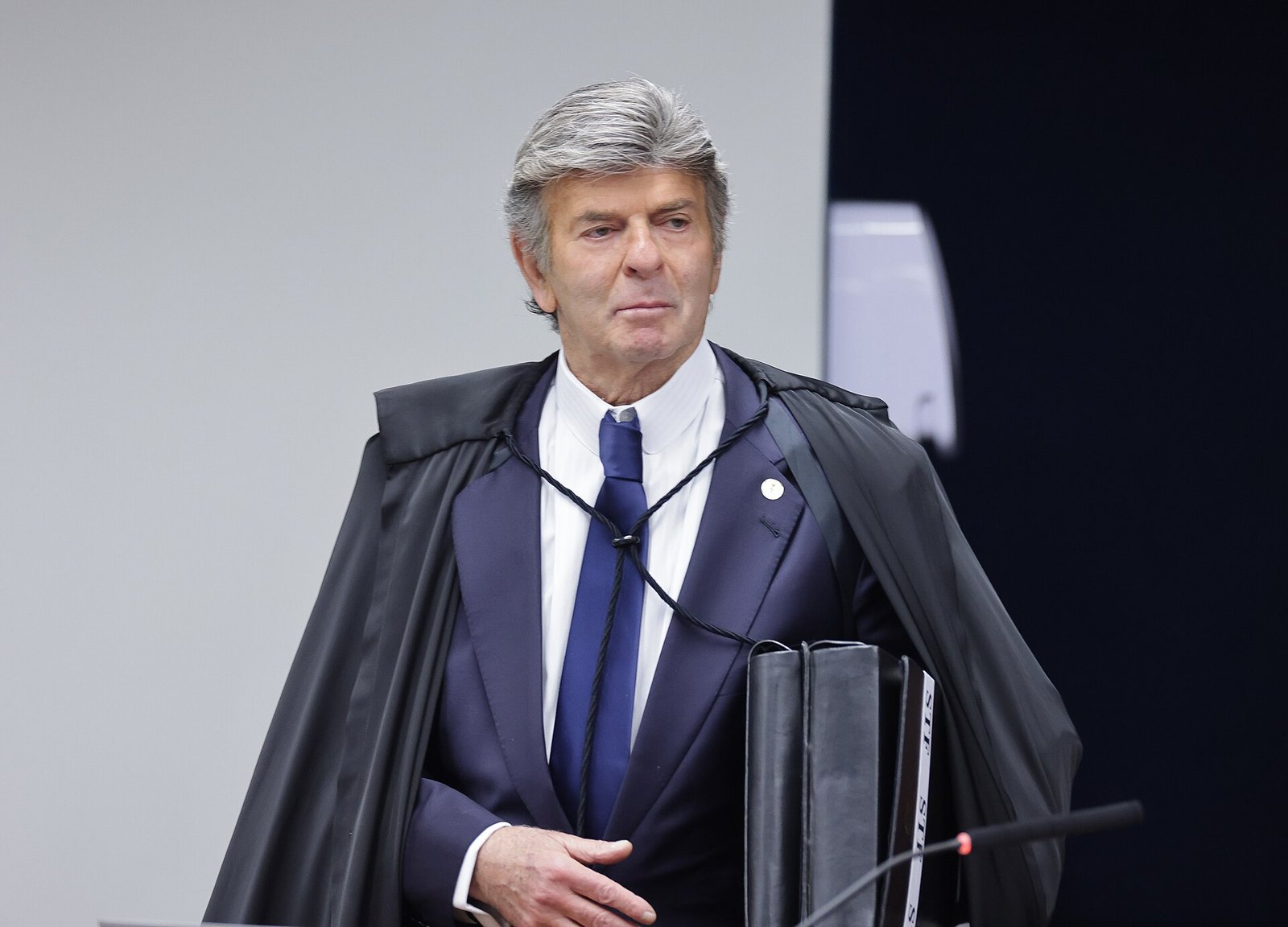 O ministro Luiz Fux de toga, em pé no plenário do Supremo Tribunal Federal