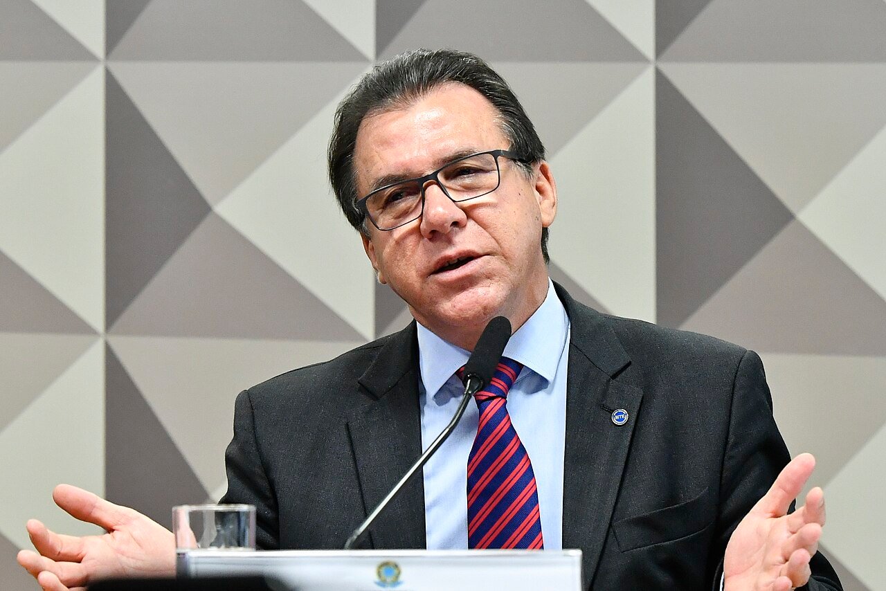 O ministro do Trabalho e Emprego, Luiz Marinho, fala em audiência no Senado