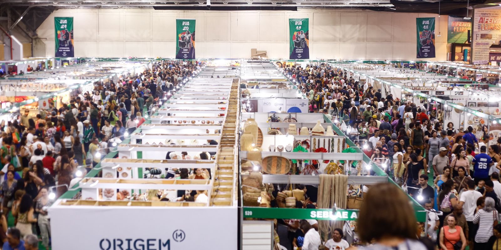 Feira de artesanato lotada, com estandes de pequenos negócios dos dois lados do corredor (foto de arquivo)